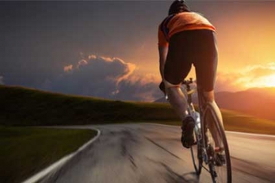 Un casque cycliste avec feu stops et clignotants !